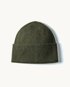 Erkhem hue i olive green, på lys baggrund