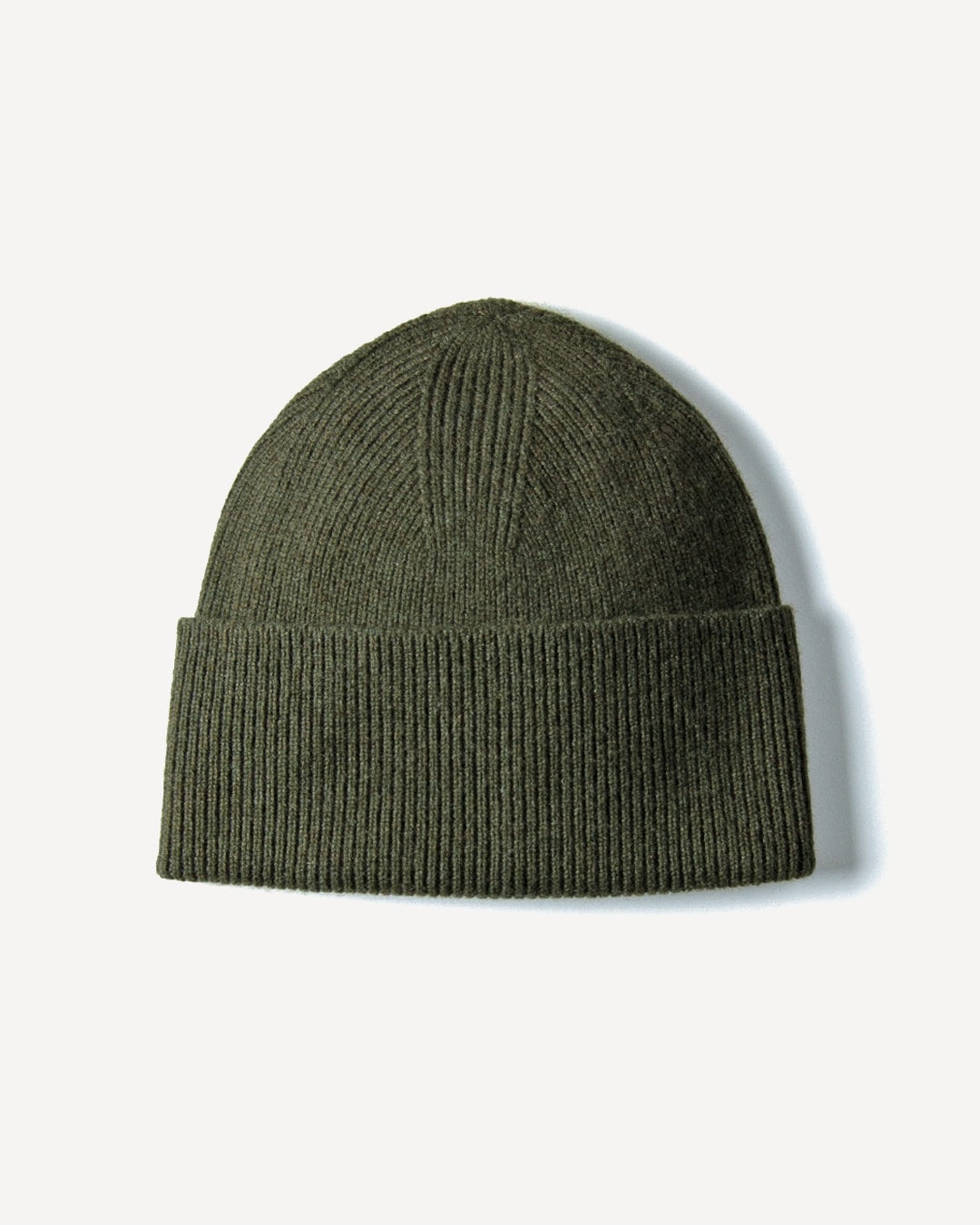 Erkhem hue i olive green, på lys baggrund
