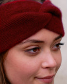 Nærbillede af strikket cashmere pandebånd i Bordeaux.