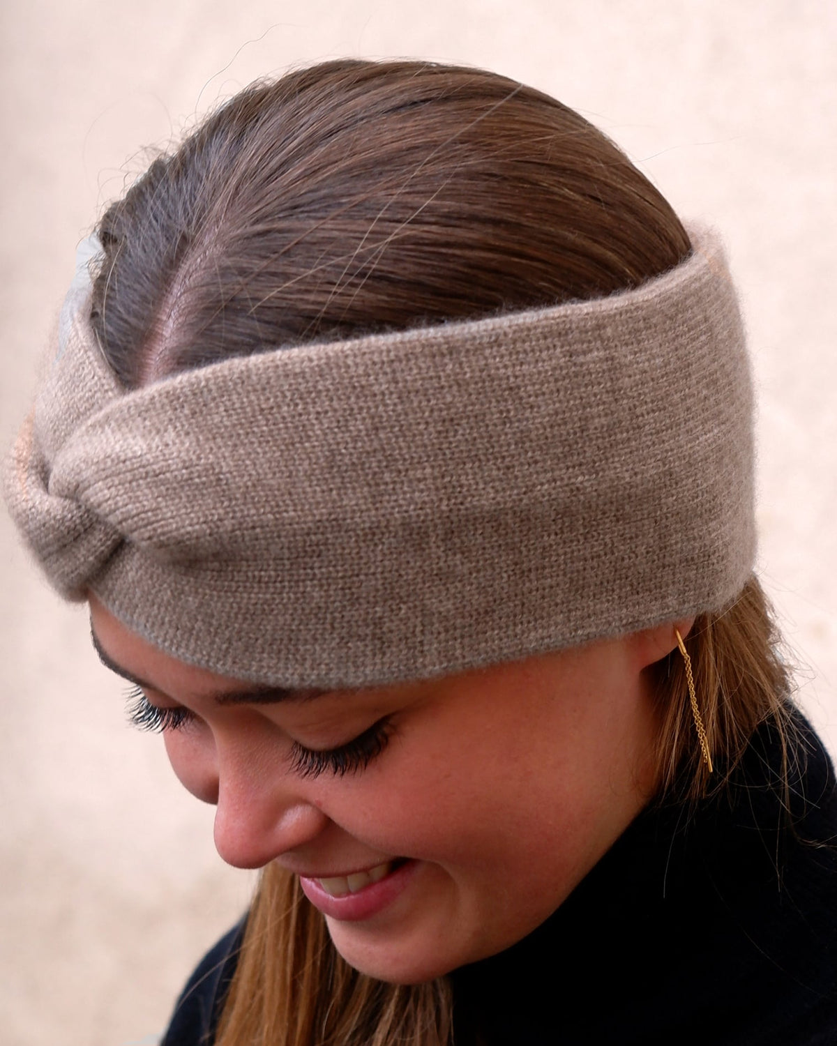 Nærbillede af strikket cashmere pandebånd i Natural taupe.