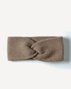 Goyol pandebånd i natural taupe, på lys baggrund