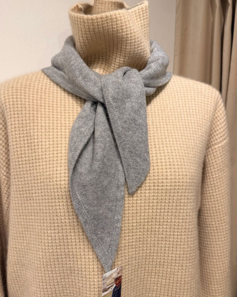 Trekantet cashmere tørklæde i farven Soft Grey.
