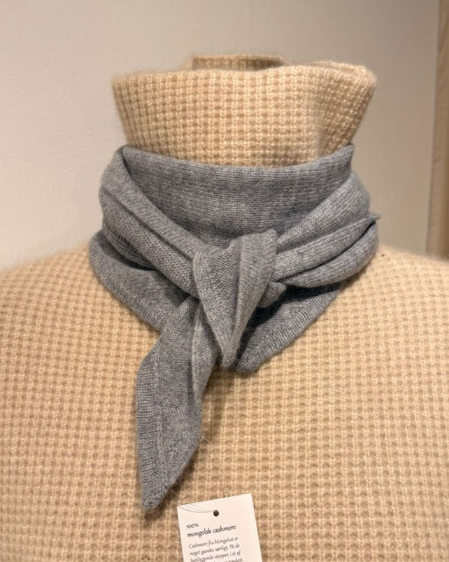 Trekantet cashmere tørklæde i farven Soft Grey på gine.