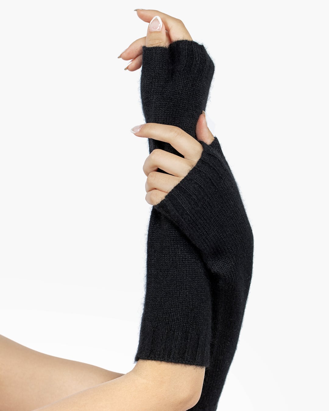 Model iført sorte cashmere håndledsvarmere fra Undarmaa.