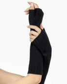 Model iført sorte cashmere håndledsvarmere fra Undarmaa.