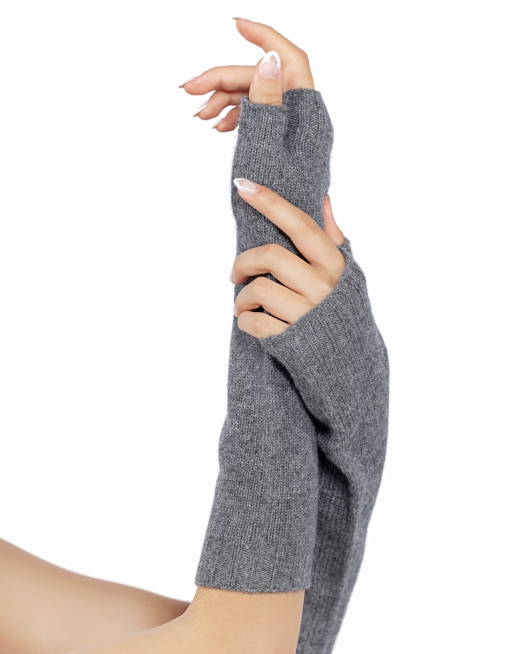 Model iført mørkegrå cashmere håndledsvarmere fra Undarmaa.