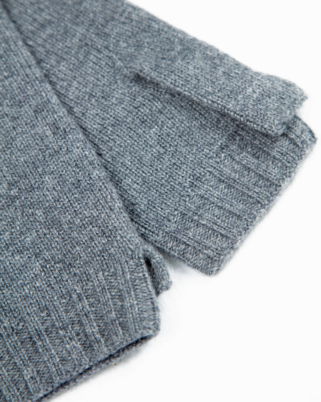 Nærbillede af de mørkegrå cashmere håndledsvarmeres ribstrik.