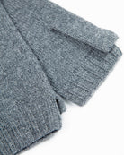 Nærbillede af de mørkegrå cashmere håndledsvarmeres ribstrik.