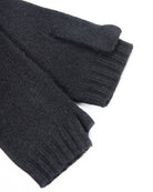 Nærbillede af de sorte cashmere håndledsvarmeres ribstrik.