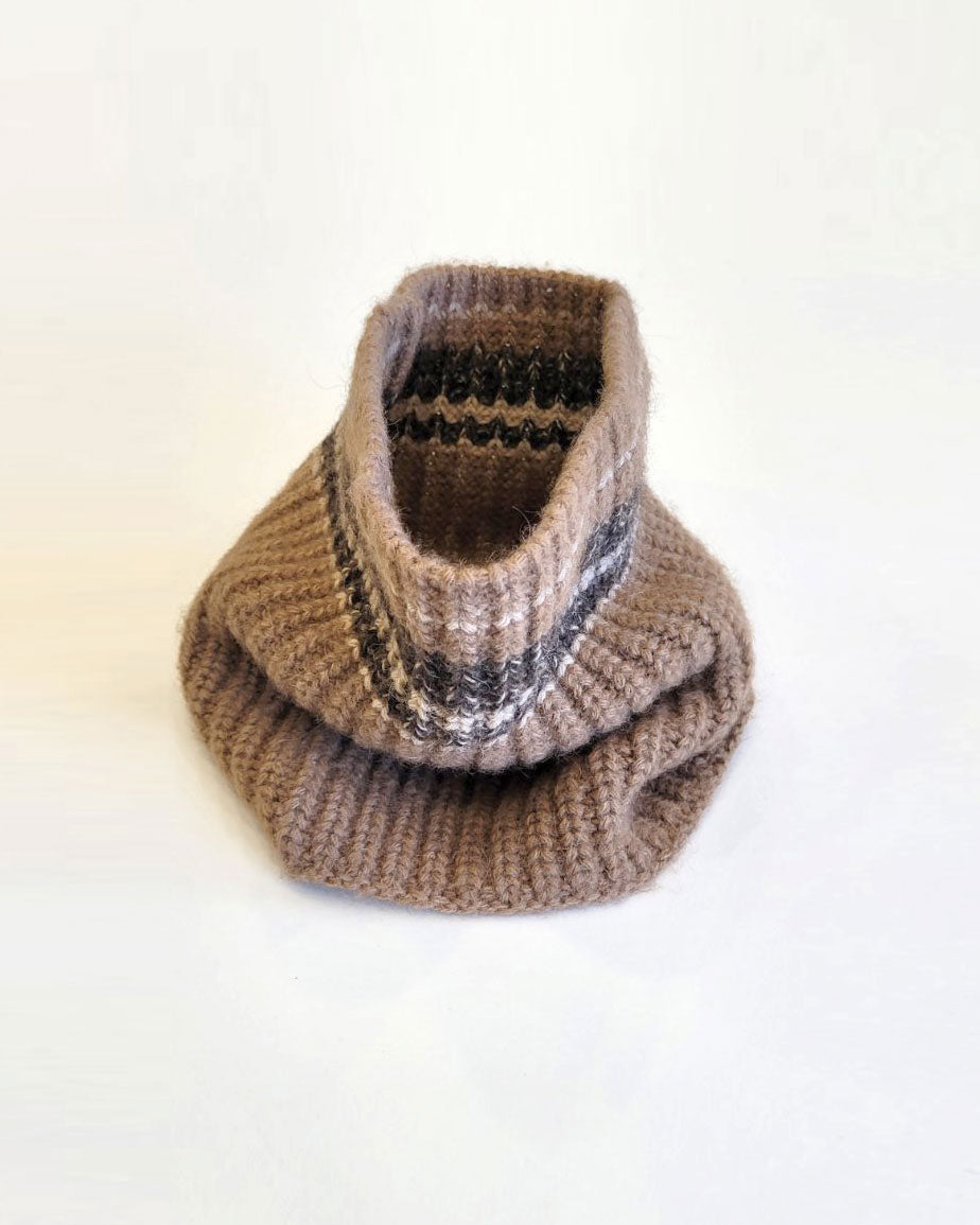 Halsedisse i ufarvet kameluld med mørke striber i naturlige nuancer, foldet på hvid baggrund.