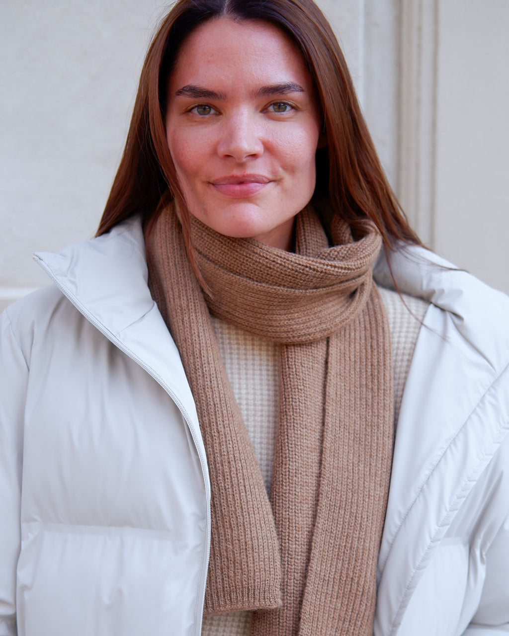 Model med halstørklæde i dark camel kameluld.