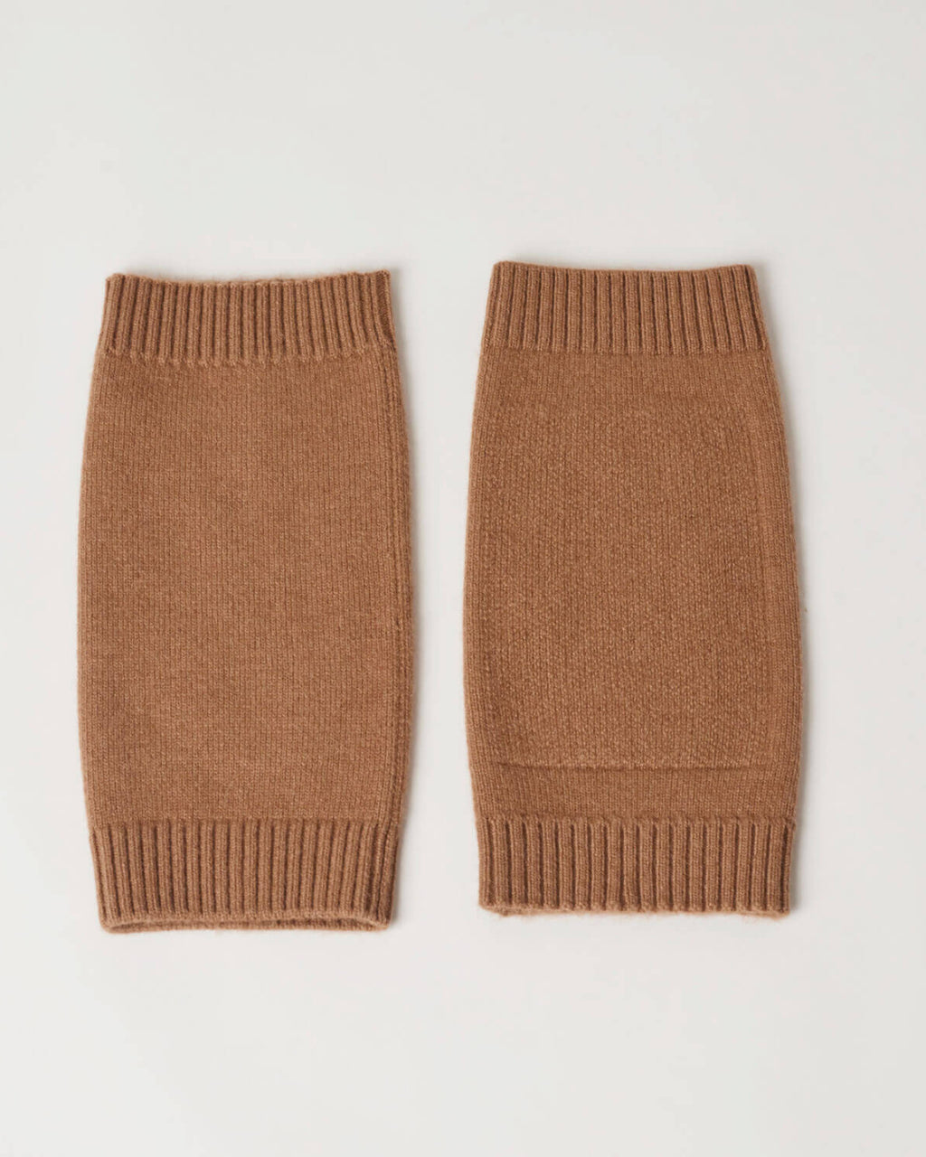 Kameluld knævarmere som par, viser det varme materiale og den naturlige farve.