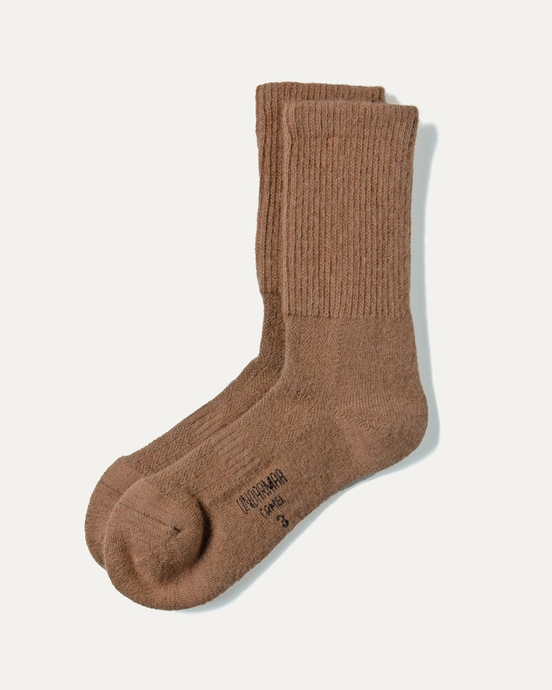 Dulaan sokker i kameluld, natural dark camel, på lys baggrund