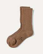 Dulaan sokker i kameluld, natural dark camel, på lys baggrund