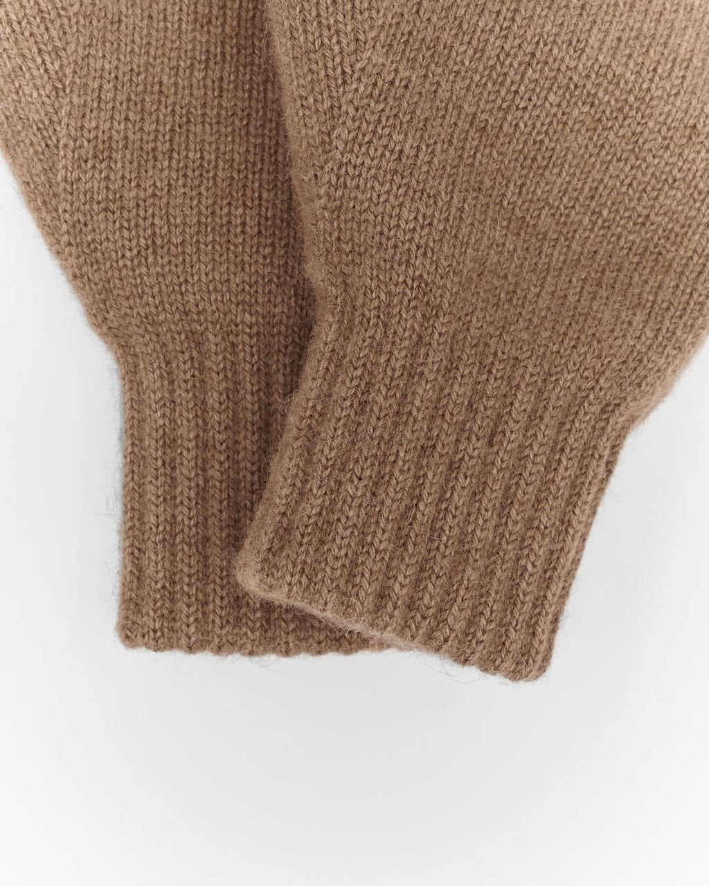 Detaljer af Temee vanter i naturlig mongolsk kameluld viser ribkant nederst.