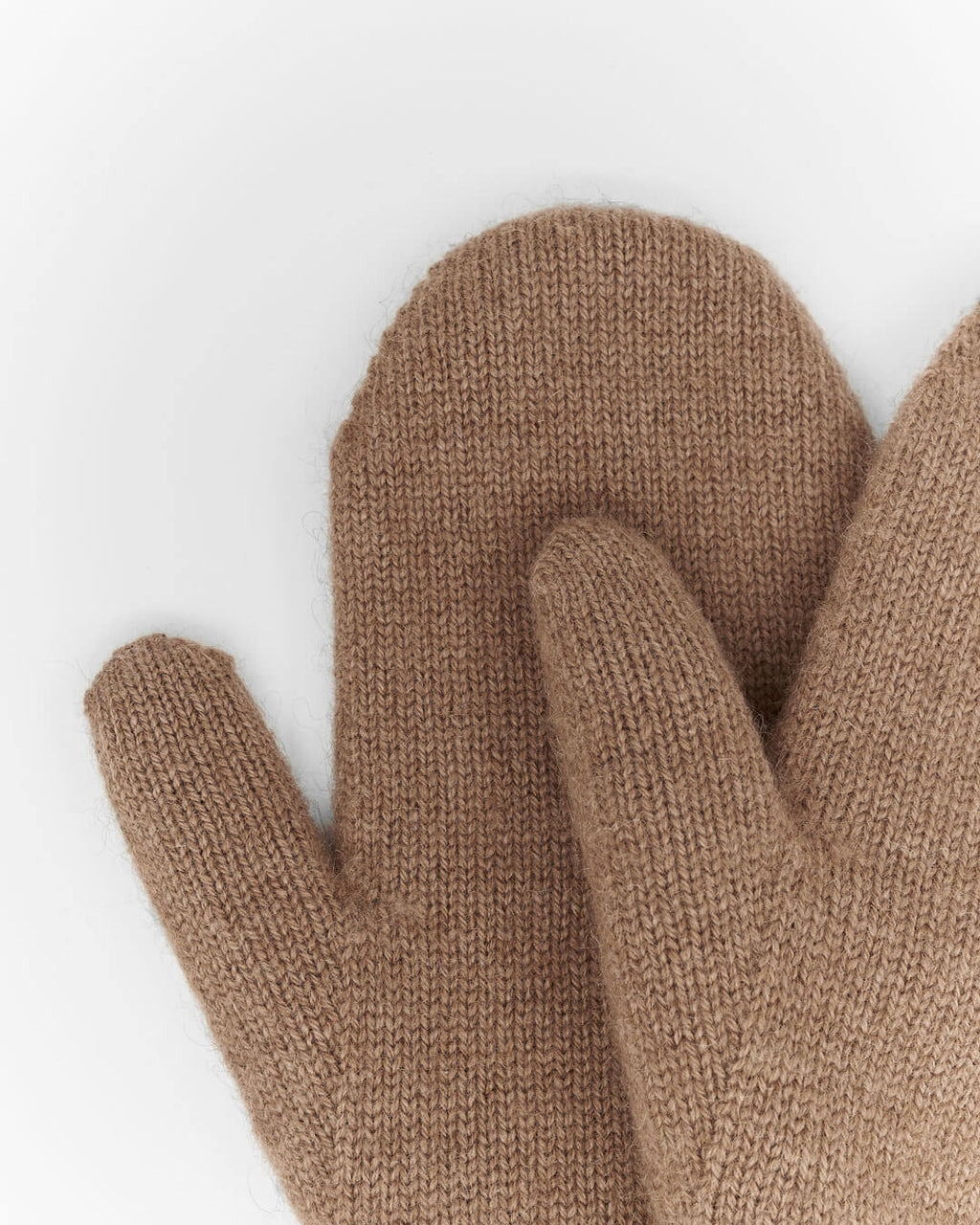 Nærbillede af Temee vanter i naturlig mongolsk kameluld i dark camel farve.