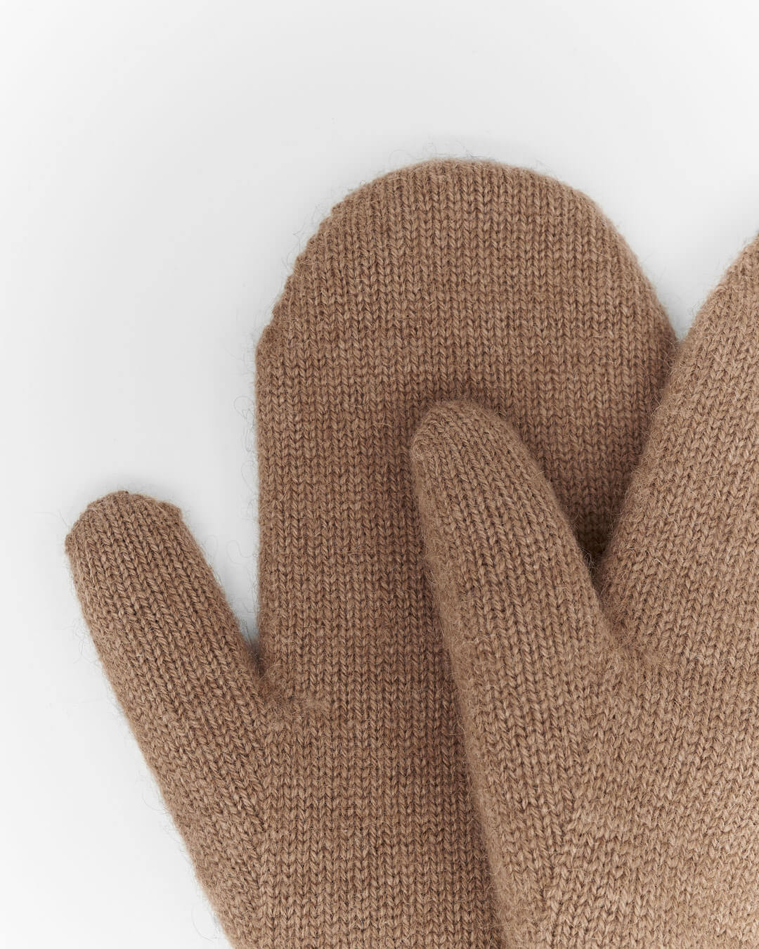Nærbillede af Temee vanter i naturlig mongolsk kameluld i dark camel farve.