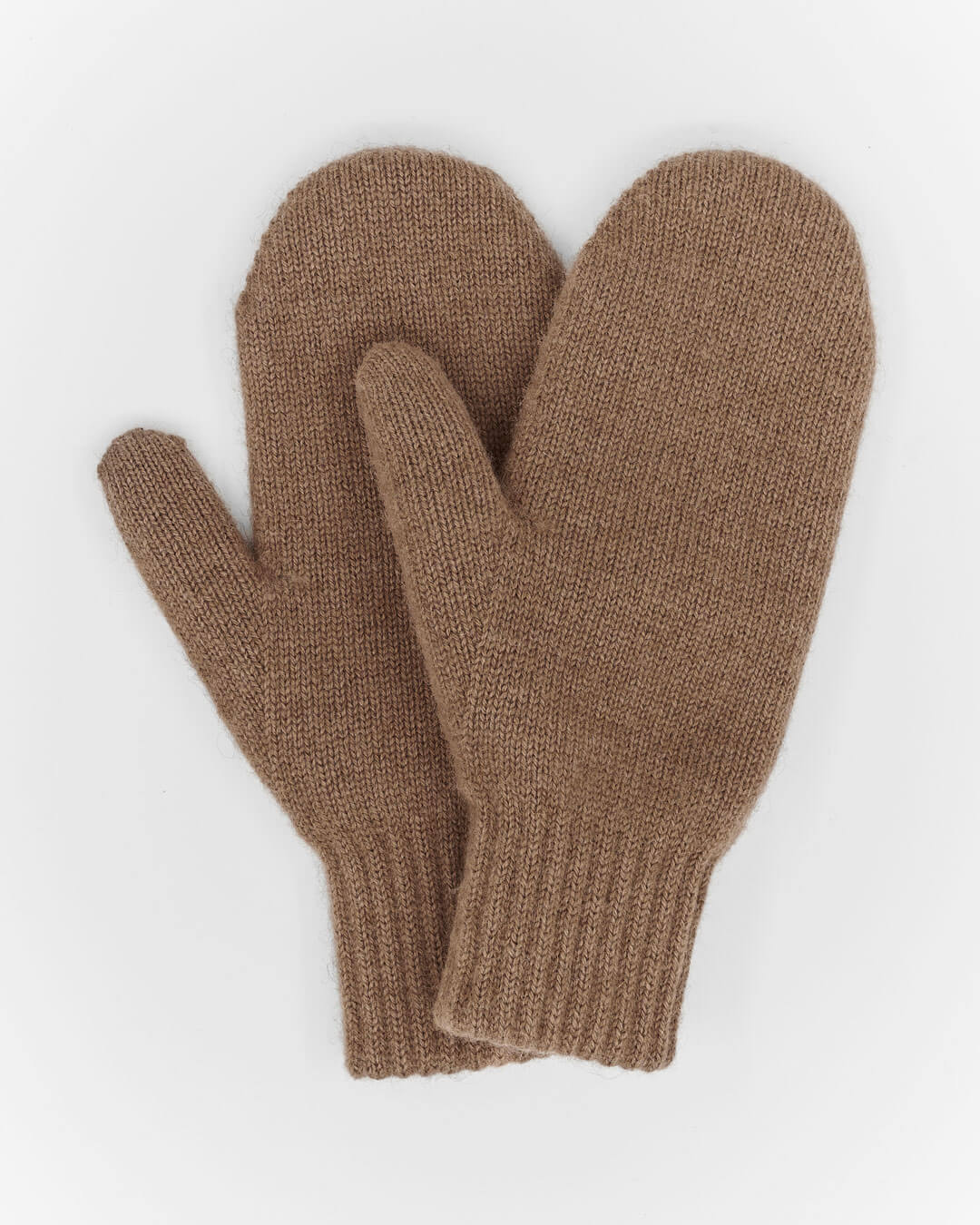 Dobbeltstrikkede vanter i naturlig mongolsk kameluld i dark camel farve.