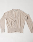 Helhedsbillede af lys camel cashmere cardigan med V-udskæring liggende fladt.