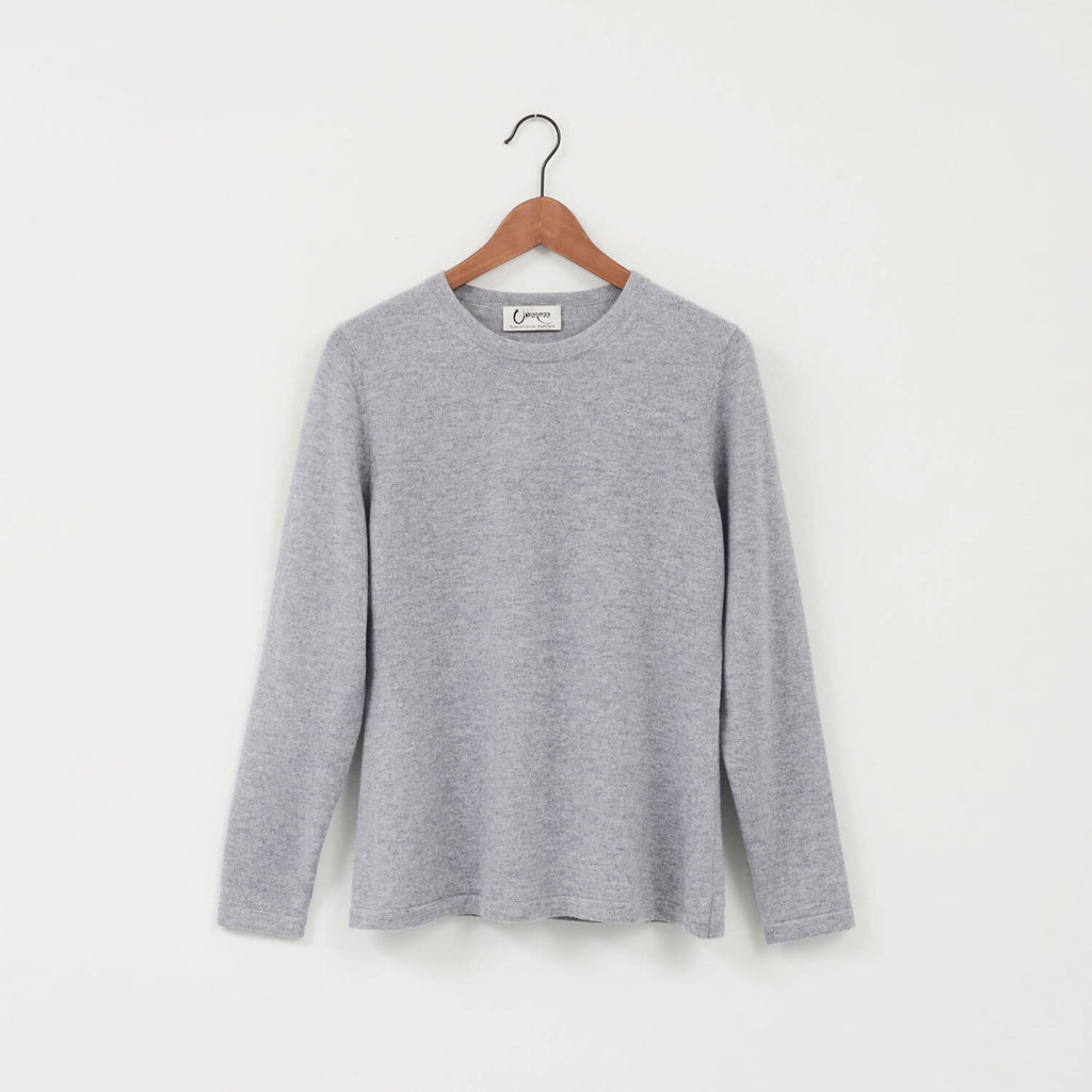 Afslappet stil med Undarmaa cashmere crewneck bluse i en lys grå farve.