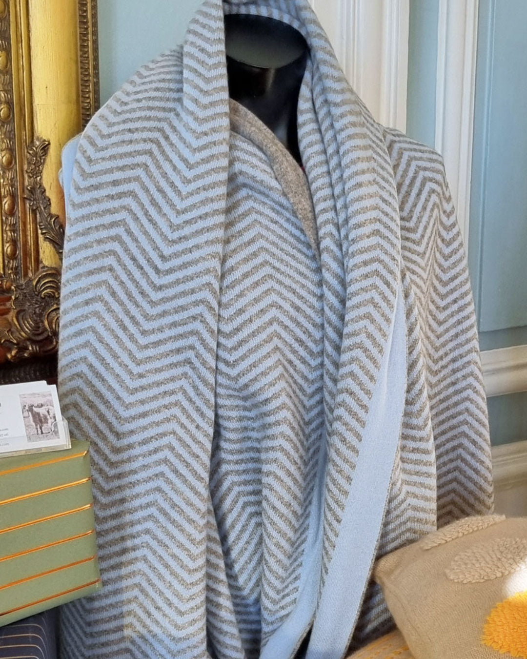 Møstret pliad i ice blue cashmere og naturlig grå yakuld farve