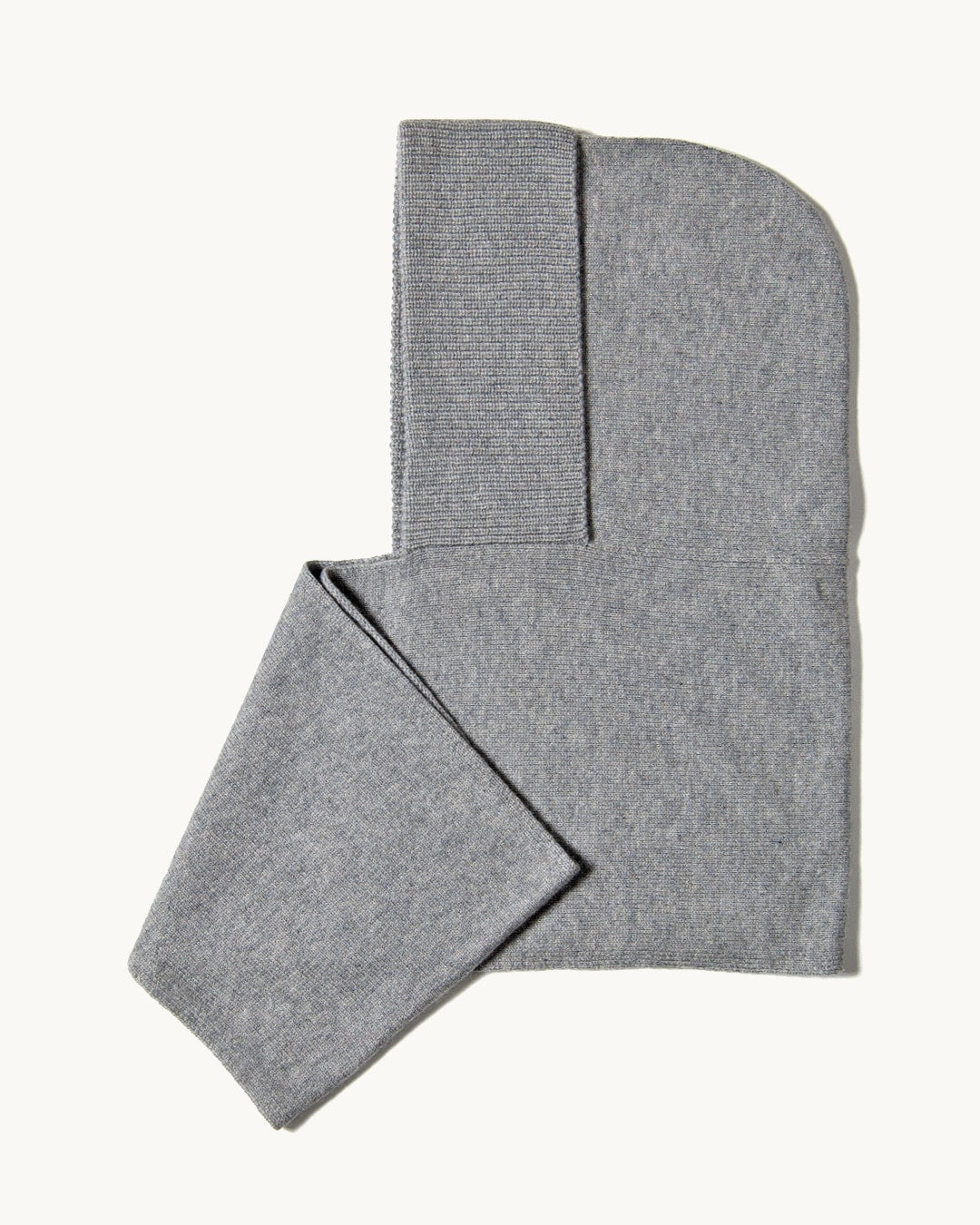 Munkh hood scarf i light grey, på lys baggrund