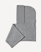 Munkh hood scarf i light grey, på lys baggrund