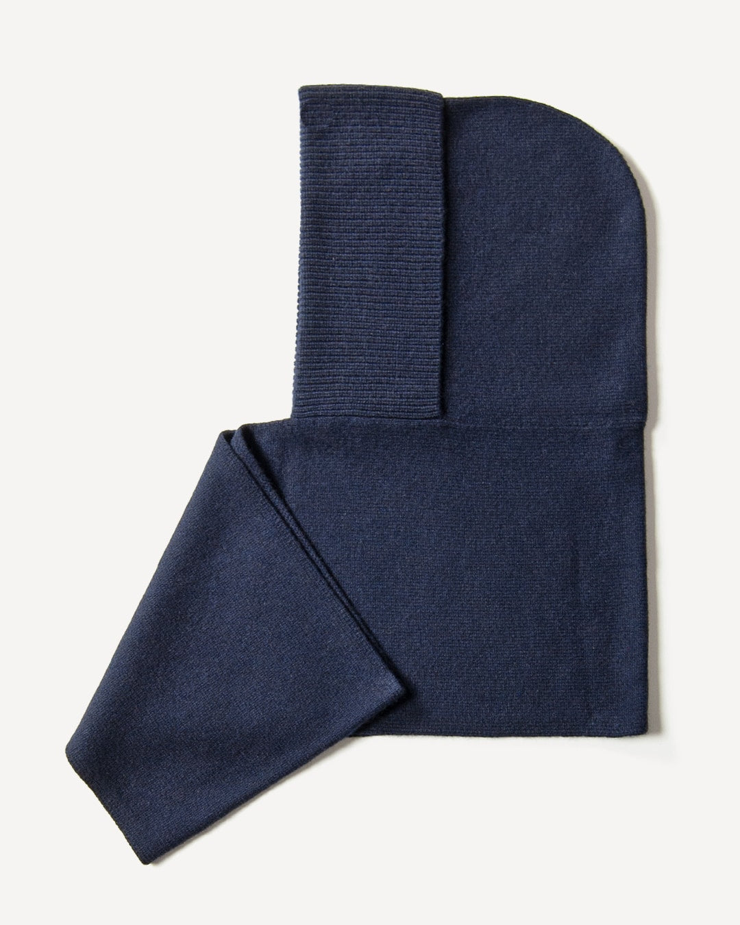 Munkh hood scarf i dark navy, på lys baggrund