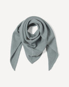 Nahia tørklæde i cashmere, farve Dusty blue, fotograferet liggende