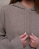 Nærbillede af hættesnorene, Namuun hoodie i Natural taupe.