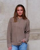 Kvinde iført Namuun hoodie i Natural taupe, set forfra.