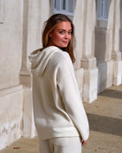 Nærbillede af hætten på Namuun hoodie i Natural white, set bagfra.