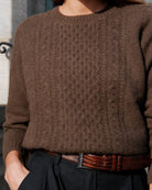Nærbillede af kabelstrik, Naran bluse i Natural light brown.