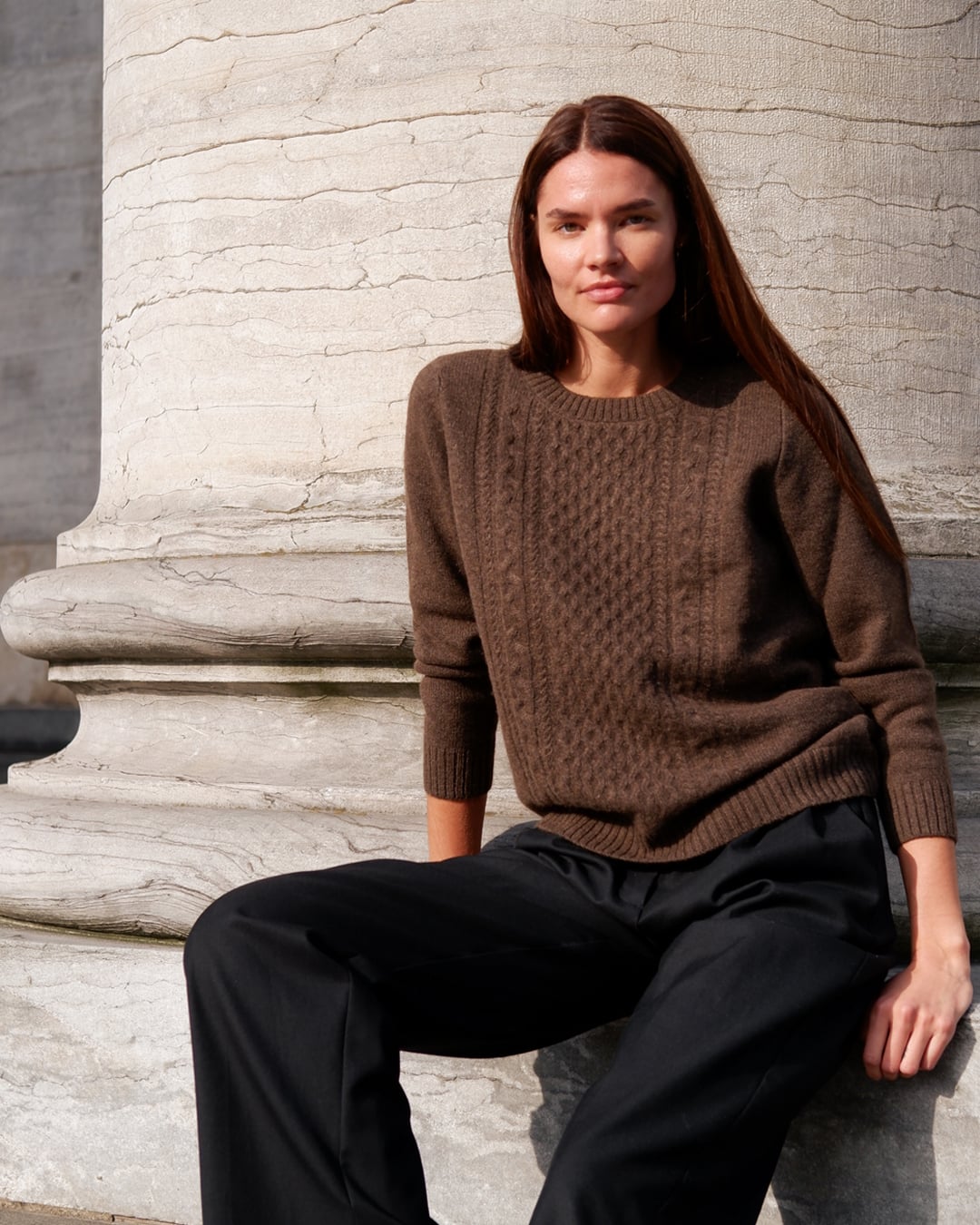 Kvinde iført Naran bluse i Natural light brown, siddende.