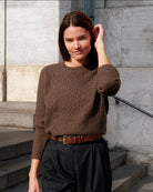 Kvinde iført Naran bluse i Natural light brown, forfra.