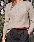 Nærbillede af kabelstrik, Naran bluse i Natural platinum grey.