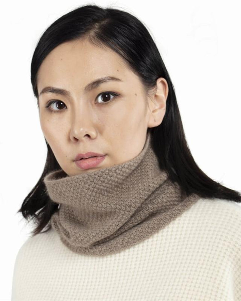 Model med halsedisse i 100% mørk naturfarvet cashmere