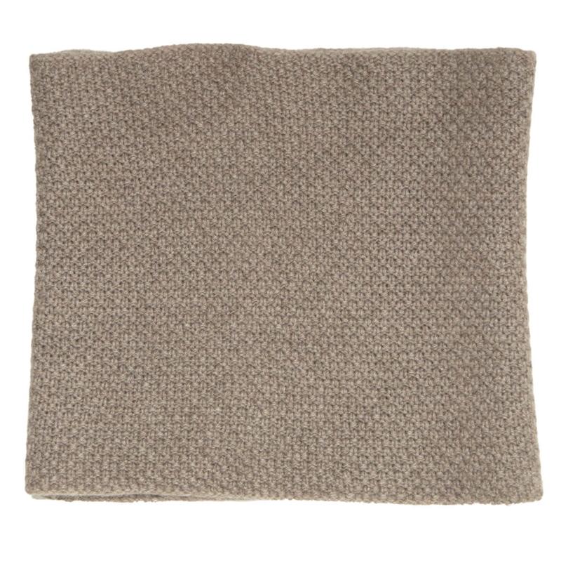 Halsvärmare i 100 % mörk naturfärgad kashmir, ligger platt