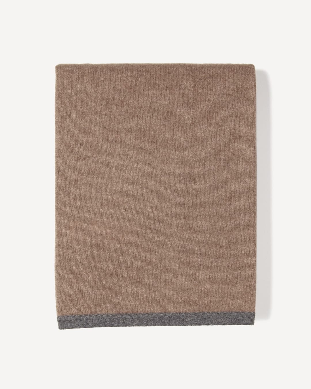 Nomun plaid i cashmere, farve Natural taupe, fotograferet liggende