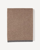 Nomun plaid i cashmere, farve Natural taupe, fotograferet liggende