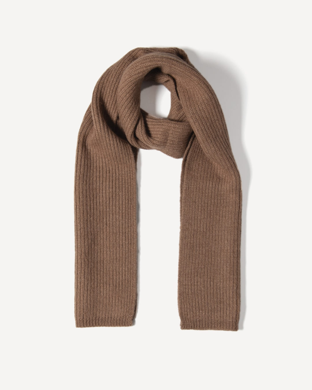 Numur halstørklæde i kameluld, farve Natural dark camel, fotograferet liggende