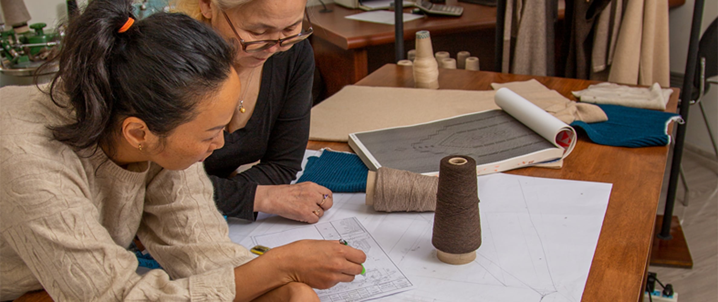 Mor og datter ved designbord hos Tenger Yurtunts (Deli Cashmere)