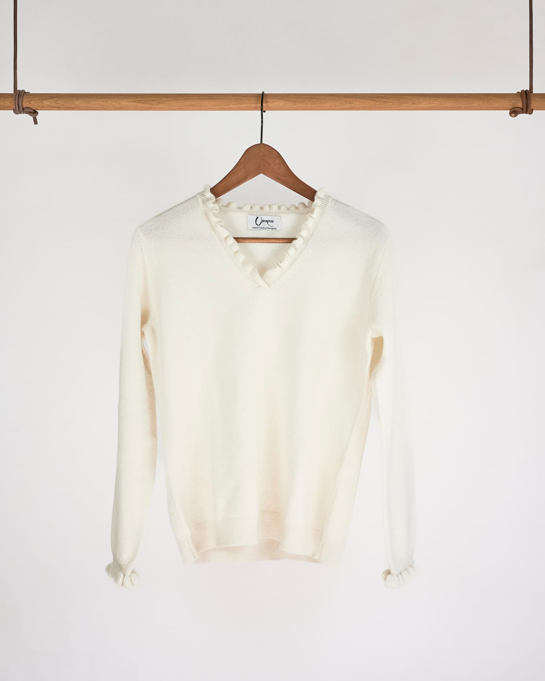Oyu cashmere bluse i Natural white med flæsedetaljer ved halsudskæring på bøjle.