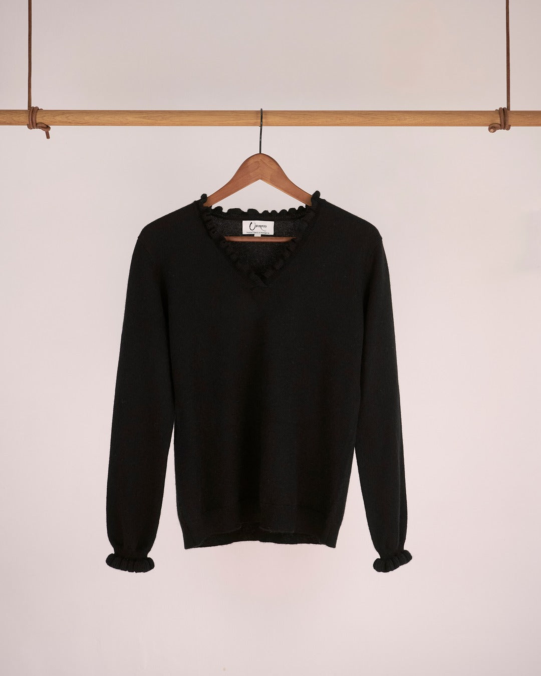 Oyu cashmere bluse i Black med flæsedetaljer ved halsudskæring på bøjle.
