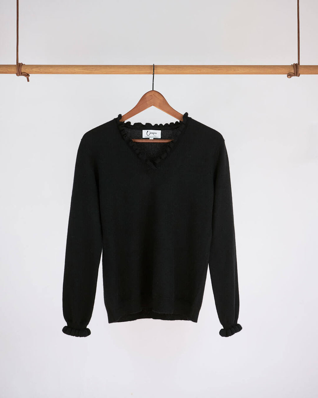 Oyu cashmere bluse i Black med flæsedetaljer ved halsudskæring på bøjle.