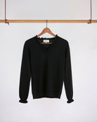 Oyu cashmere bluse i Black med flæsedetaljer ved halsudskæring på bøjle.