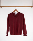 Oyu cashmere bluse i Bordeaux med flæsedetaljer ved halsudskæring på bøjle.