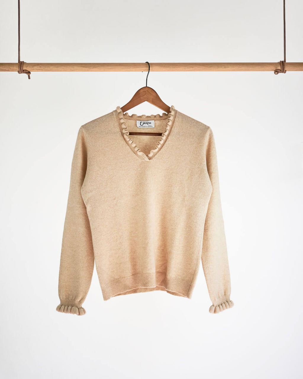 Cashmere bluse med flæsedetaljer ved halsudskæring, Natural Sand.