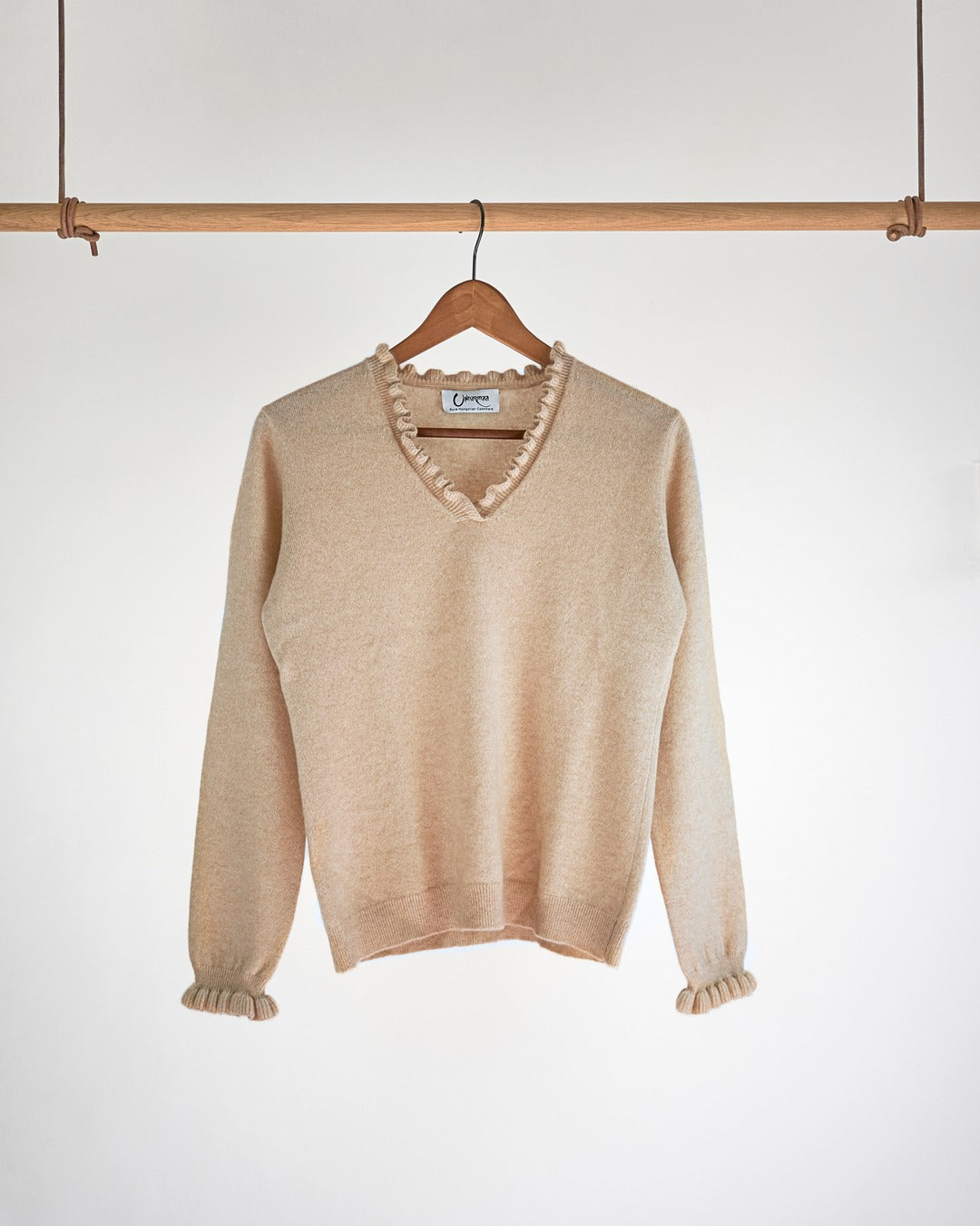 Oyu cashmere bluse i Natural sand med flæsedetaljer ved halsudskæring på bøjle.