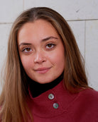 Cashmere poncho i pinot red med høj hals og knapper – 100 % mongolsk cashmere.